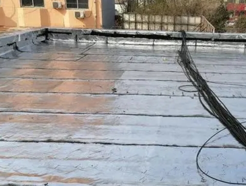 阿克苏卫生间漏水维修公司分享下阿克苏屋面楼顶防水刚性防水层施工要点。